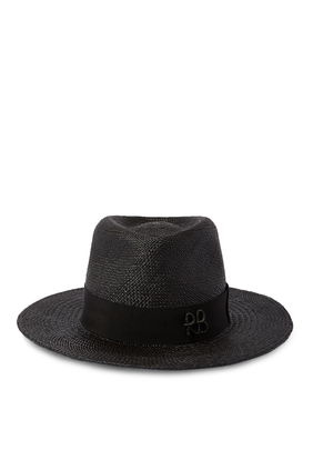 قبعة فيدورا مزينة بحروف الماركة